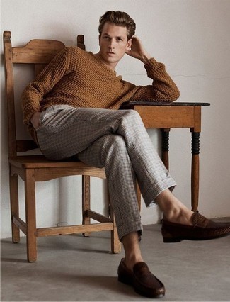 Comment porter un pull torsadé marron