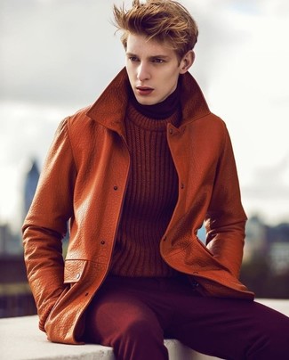 Comment porter un pull torsadé marron pour un style chic decontractés quand il fait chaud