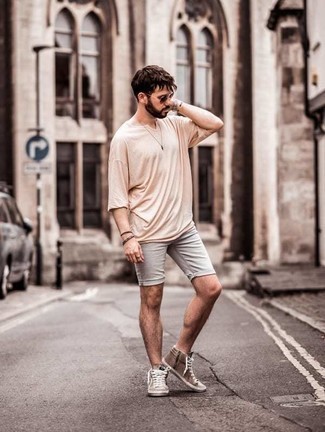 Comment porter des baskets montantes en toile marron