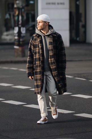 Comment porter des baskets montantes en toile marron
