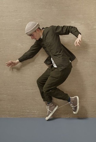 Comment porter des baskets montantes en toile marron