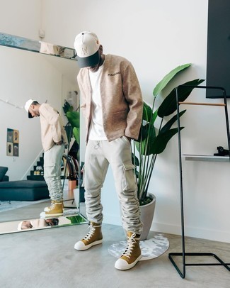 Comment porter des baskets montantes en toile marron