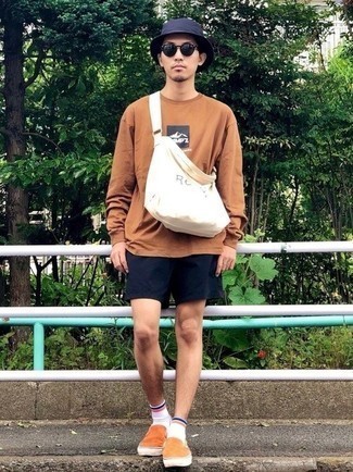 Comment porter des baskets à enfiler en toile marron