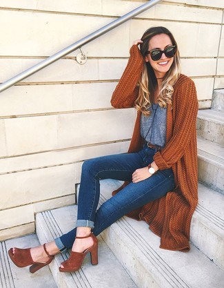 Comment porter un cardigan marron