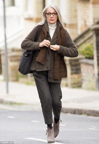 Comment porter un cardigan marron