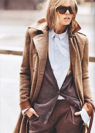 Comment porter un cardigan marron