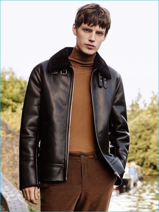 Un pull à col roulé à porter avec un pantalon chino marron