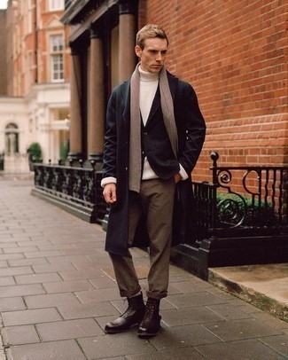 Un pull à col roulé à porter avec un pantalon chino marron