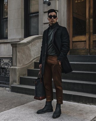 Un pull à col roulé à porter avec un pantalon chino marron