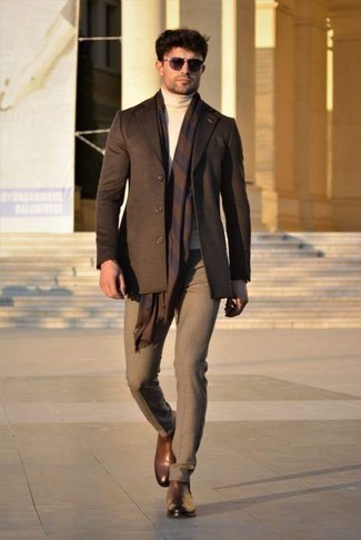 Un pull à col roulé à porter avec un pantalon chino marron