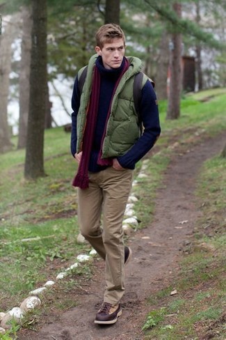 Un pull à col roulé à porter avec un pantalon chino marron