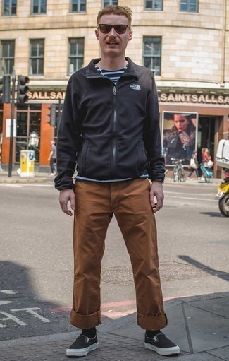 Un pull à fermeture éclair à porter avec un pantalon chino marron
