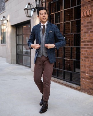 Un pull à fermeture éclair à porter avec un pantalon chino marron