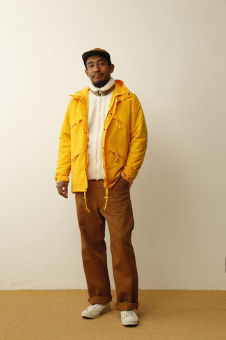 Un pull à fermeture éclair à porter avec un pantalon chino marron