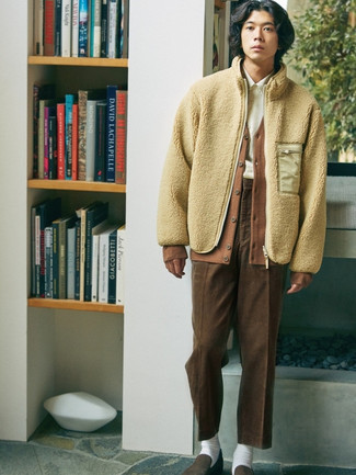 Un pull à fermeture éclair à porter avec un pantalon chino marron