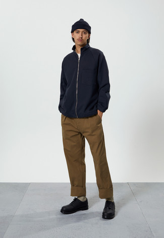 Un pull à fermeture éclair à porter avec un pantalon chino marron