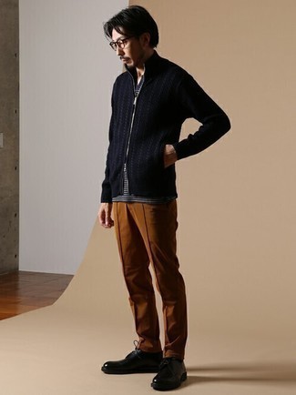 Un pull à fermeture éclair à porter avec un pantalon chino marron