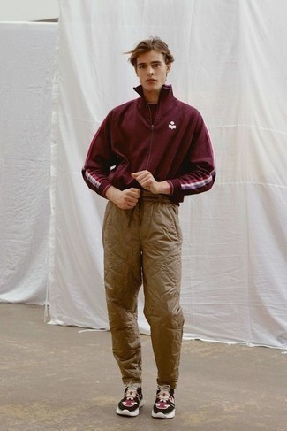 Un pull à fermeture éclair à porter avec un pantalon chino marron