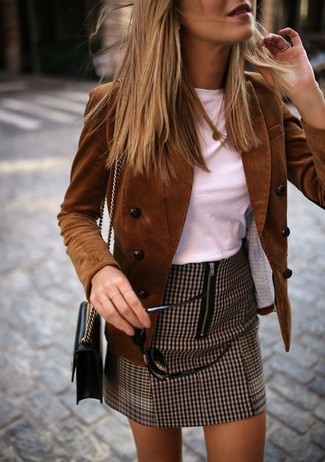 Comment porter un blazer en velours côtelé marron