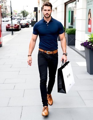 Un jean à porter avec des chaussures derby marron pour un style decontractés quand il fait très chaud