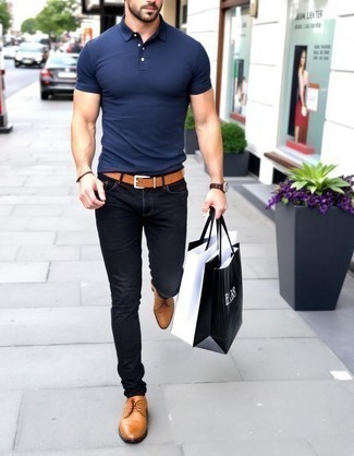 Un jean à porter avec des chaussures derby marron pour un style decontractés