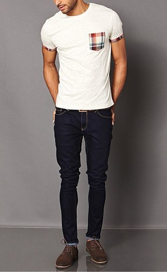 Un jean à porter avec des chaussures derby marron