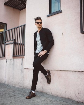 Un jean à porter avec des chaussures derby marron pour un style decontractés