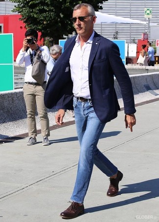 Un jean à porter avec des chaussures derby marron
