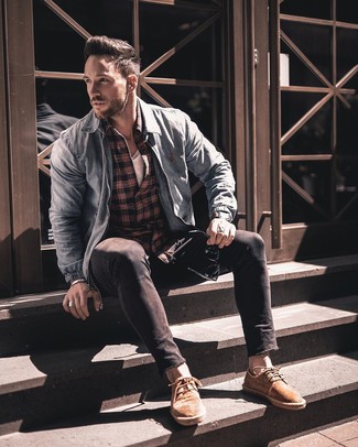 Un jean à porter avec des chaussures derby marron pour un style decontractés