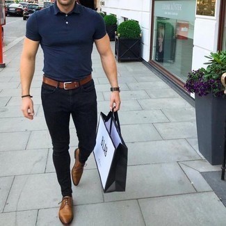 Un jean à porter avec des chaussures derby marron pour un style decontractés