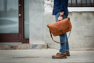 Un jean à porter avec des chaussures derby marron