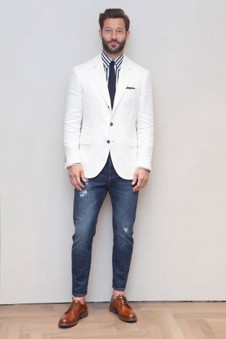 Un jean à porter avec des chaussures derby marron pour un style decontractés