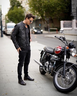 Un jean à porter avec des chaussures derby marron pour un style decontractés
