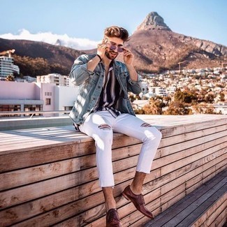 Un jean à porter avec des chaussures derby marron pour un style decontractés