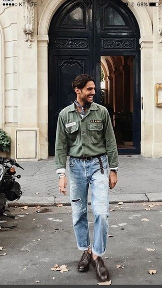 Un jean à porter avec des chaussures derby marron pour un style decontractés