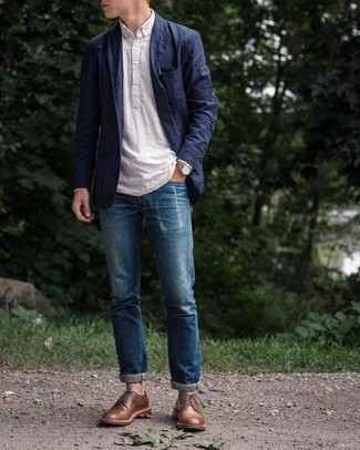 Un jean à porter avec des chaussures derby marron pour un style decontractés
