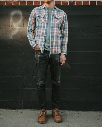 Un jean à porter avec des chaussures derby marron pour un style decontractés