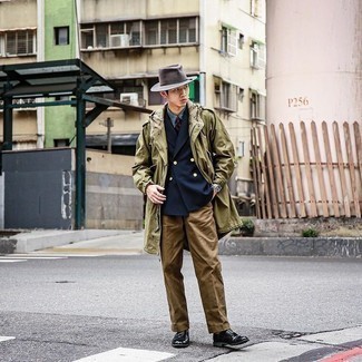 Comment porter un pantalon de costume marron en automne