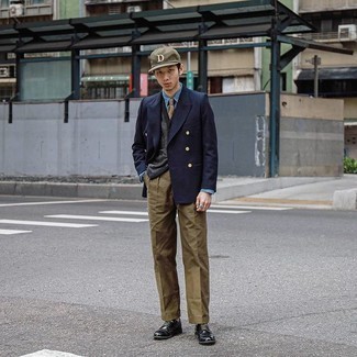 Comment porter un pantalon de costume marron en automne