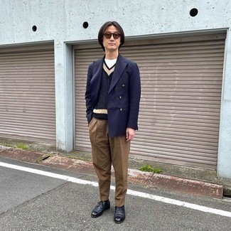 Comment porter un pantalon de costume marron en automne
