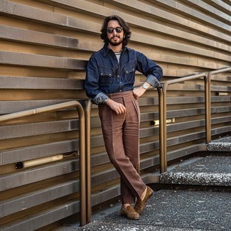 Comment porter un pantalon de costume marron