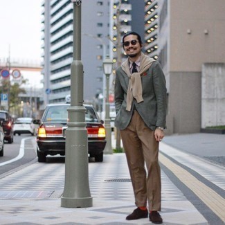 Comment porter un pantalon de costume marron