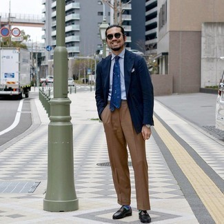 Comment porter un pantalon de costume marron