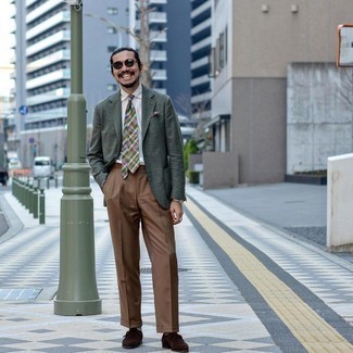 Comment porter un pantalon de costume marron