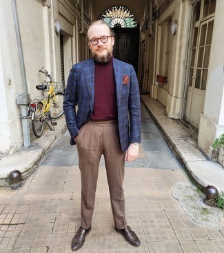 Comment porter un pantalon de costume marron en automne