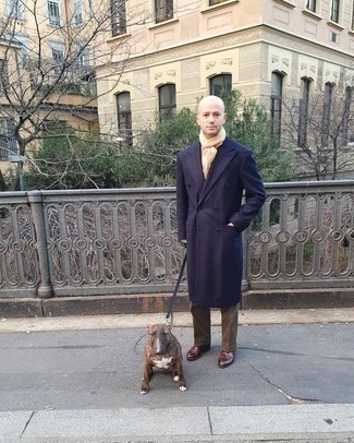 Comment porter un pantalon de costume marron quand il fait froid