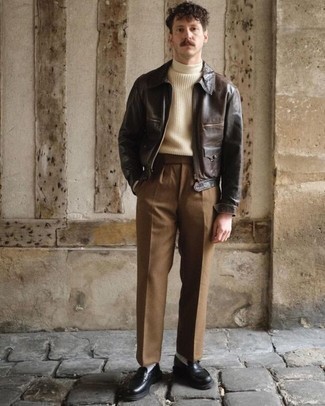 Comment porter un pantalon de costume marron en automne