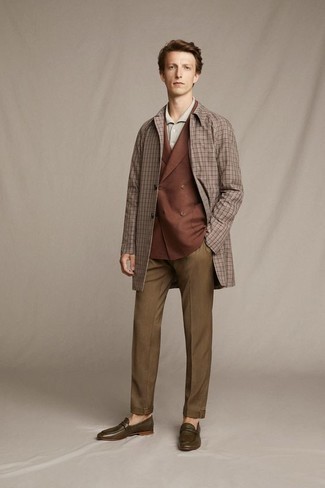 Comment porter un pantalon de costume marron quand il fait froid