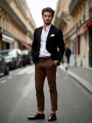 Comment porter un pantalon de costume marron