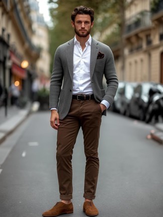 Comment porter un pantalon de costume marron